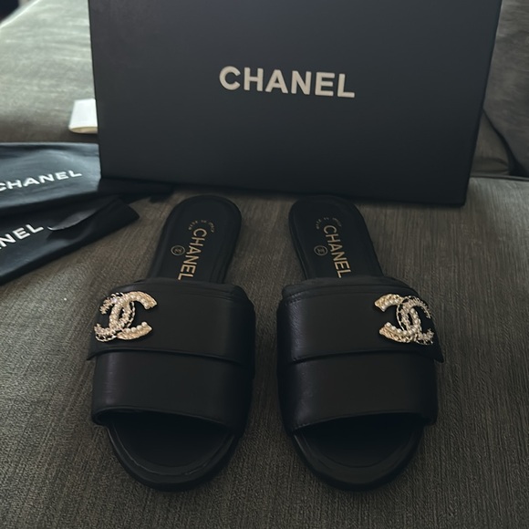 New CHANEL Black Leather Sandal Slide Lambskin CC Pearls Crystals Flats … - Picture 11 of 11